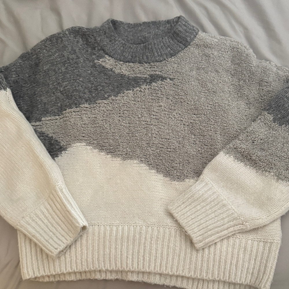 Abercrombie & Fitch Gray and Cream Sweater